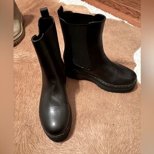 MIA brand women’s Chelsea boot size 7 in black!